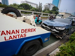 Penampakan BMW 2 Pintu Ringsek Usai Tabrak Separator Busway di Depan DPR