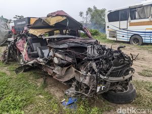 Penampakan Mobil Hancur Usai Kecelakaan Maut di Mijen Demak