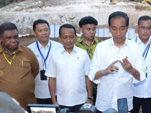 Momen Jokowi Resmikan Pembangunan Kawasan Industri Pupuk di Papua