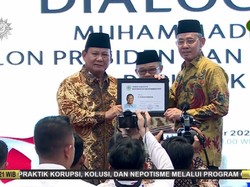Muhammadiyah Beri Tanda Anggota Kehormatan ke Prabowo