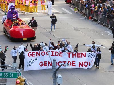 Parade Thanksgiving di AS Diwarnai Demo Pro-Palestina