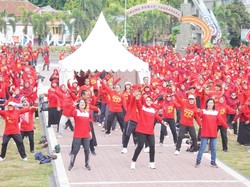 Peringati Hari Guru, Pemkab Klaten Adakan Senam Bersama & Bantuan Sosial