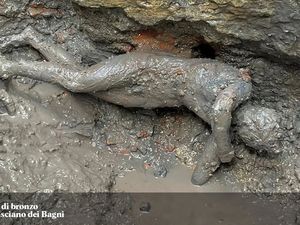 Penemuan Lusinan Patung dari 2 Milenium Silam di Italia, Awet Terkubur Lumpur