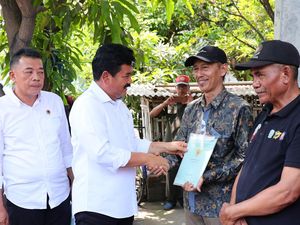 Menteri ATR Serahkan 50 Sertifikat Tanah Kepada Korban Lumpur Lapindo Menteri ATR Serahkan 50 Sertifikat Tanah Kepada Korban Lumpur Lapindo