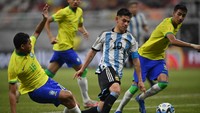 Argentina membuka skor pada menit ke-28. Claudio Echeverri mencatatkan namanya di papan skor. Argentina memimpin 1-0 hingga turun minum.