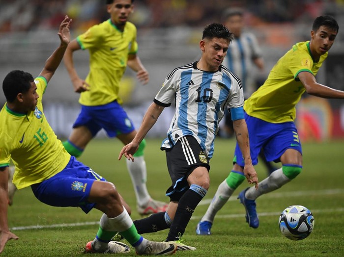 Pesepak bola Timnas Brasil Kaua Elias berebut bola dengan pesepak bola Timnas Argentina Tobias Palacio dalam perempat final Piala Dunia U-17 2023 di Jakarta International Stadium, Jakarta, Jumat (24/11/2023). ANTARA FOTO/Sigid Kurniawan/rwa.