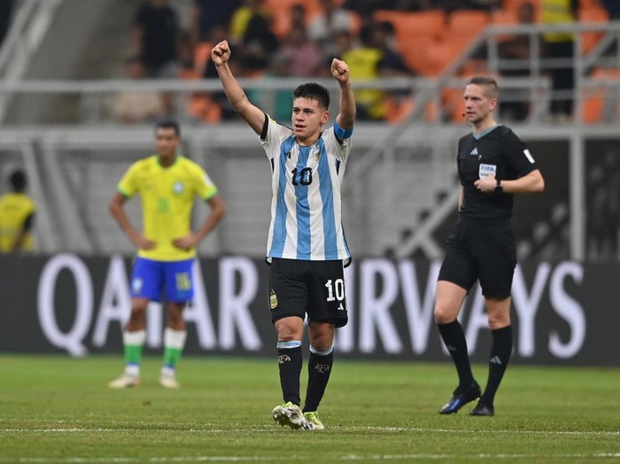 Pesepak bola Timnas Brasil Kaua Elias berebut bola dengan pesepak bola Timnas Argentina Tobias Palacio dalam perempat final Piala Dunia U-17 2023 di Jakarta International Stadium, Jakarta, Jumat (24/11/2023). ANTARA FOTO/Sigid Kurniawan/rwa.