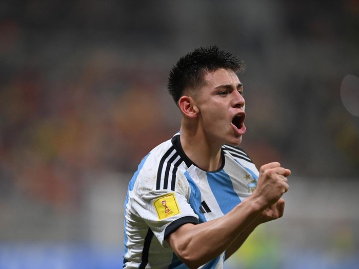 Pesepak bola Timnas Brasil Kaua Elias berebut bola dengan pesepak bola Timnas Argentina Tobias Palacio dalam perempat final Piala Dunia U-17 2023 di Jakarta International Stadium, Jakarta, Jumat (24/11/2023). ANTARA FOTO/Sigid Kurniawan/rwa.