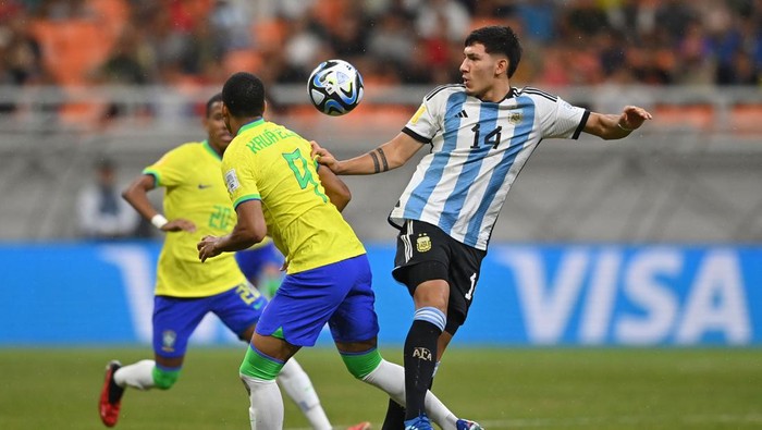 Pesepak bola Timnas Brasil Kaua Elias berebut bola dengan pesepak bola Timnas Argentina Tobias Palacio dalam perempat final Piala Dunia U-17 2023 di Jakarta International Stadium, Jakarta, Jumat (24/11/2023). ANTARA FOTO/Sigid Kurniawan/rwa.