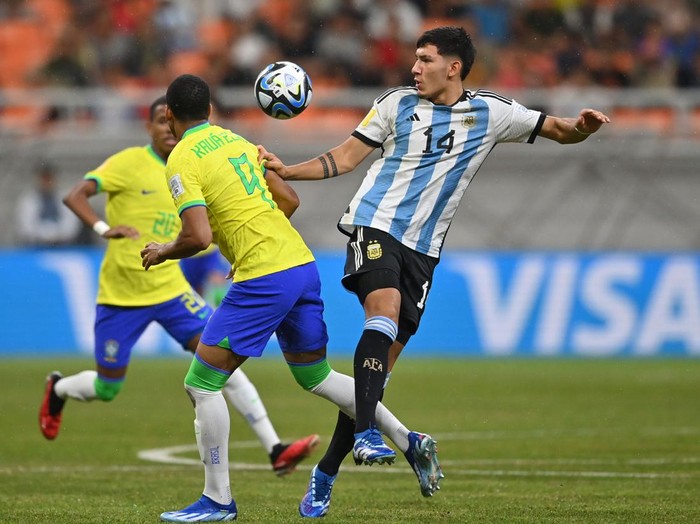 Pesepak bola Timnas Brasil Kaua Elias berebut bola dengan pesepak bola Timnas Argentina Tobias Palacio dalam perempat final Piala Dunia U-17 2023 di Jakarta International Stadium, Jakarta, Jumat (24/11/2023). ANTARA FOTO/Sigid Kurniawan/rwa.