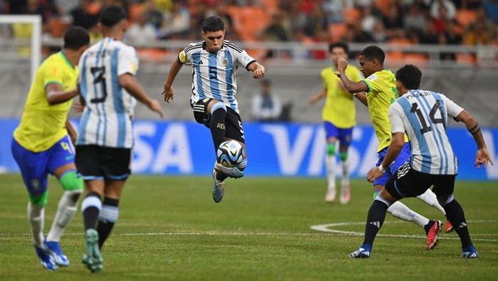 Pesepak bola Timnas Brasil Kaua Elias berebut bola dengan pesepak bola Timnas Argentina Tobias Palacio dalam perempat final Piala Dunia U-17 2023 di Jakarta International Stadium, Jakarta, Jumat (24/11/2023). ANTARA FOTO/Sigid Kurniawan/rwa.