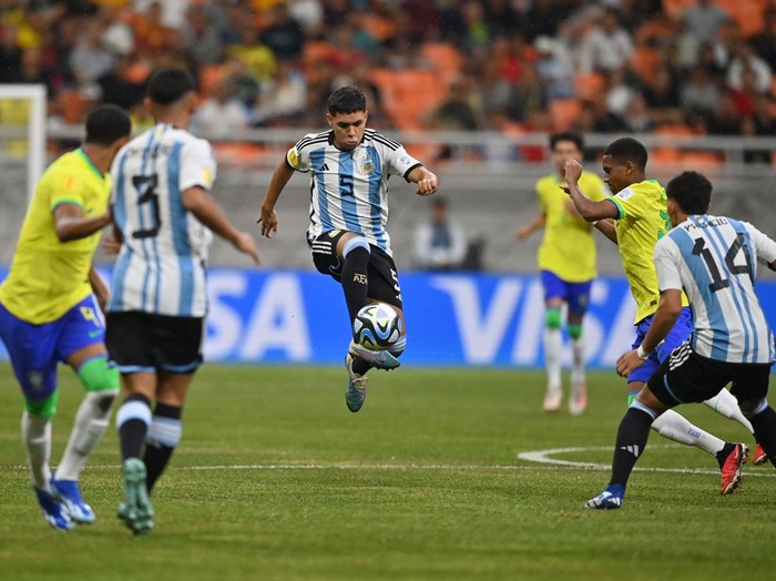 Pesepak bola Timnas Brasil Kaua Elias berebut bola dengan pesepak bola Timnas Argentina Tobias Palacio dalam perempat final Piala Dunia U-17 2023 di Jakarta International Stadium, Jakarta, Jumat (24/11/2023). ANTARA FOTO/Sigid Kurniawan/rwa.