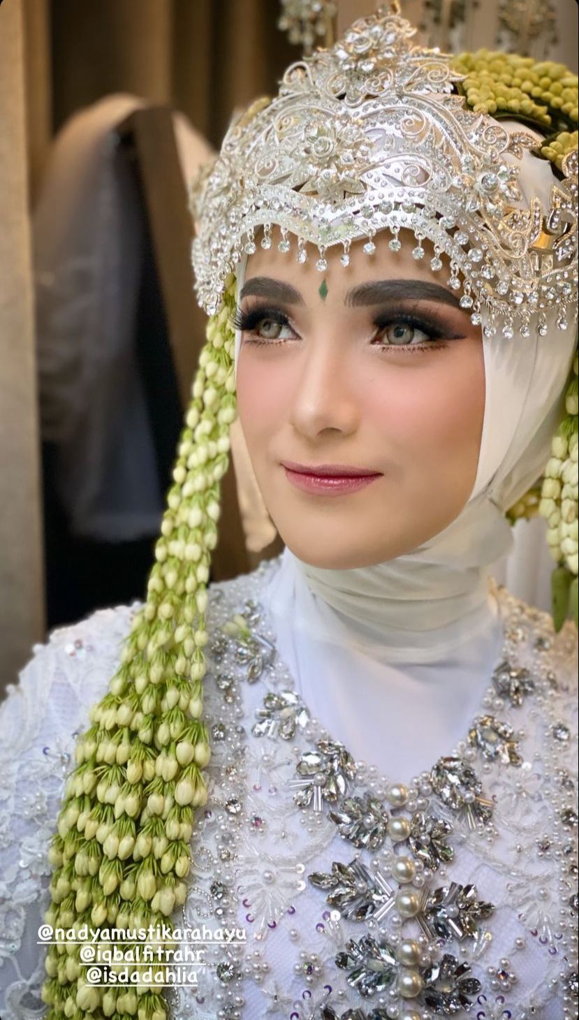 Pernikahan Nadya Mustika Rahayu dan Iqbal Rosadi
