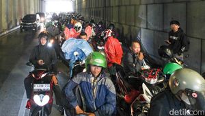 Pondok Indah Hujan, Pemotor Makan Jalan Saat Berteduh di Underpass