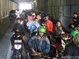 Pondok Indah Hujan, Pemotor Makan Jalan Saat Berteduh di Underpass