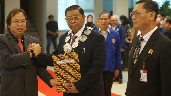 Momen Budiharjo Dilantik Jadi Rektor Moestopo