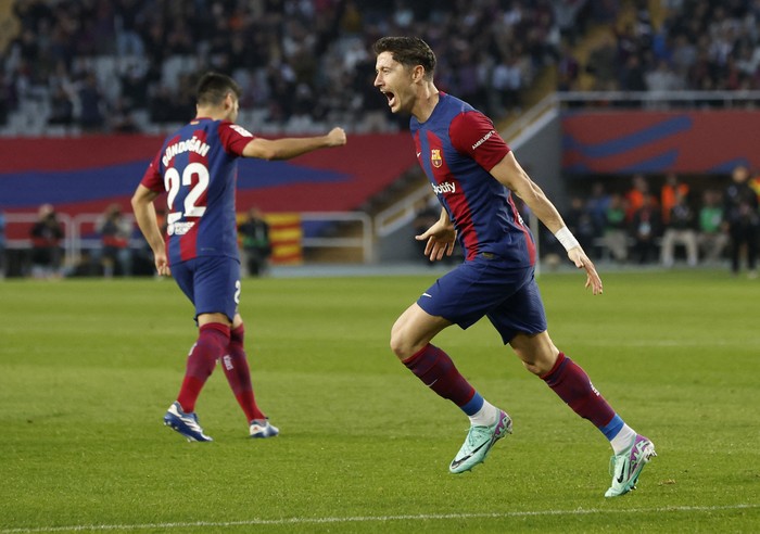 Soccer Football - LaLiga - FC Barcelona v Deportivo Alaves - Estadi Olimpic Lluis Companys, Barcelona, Spain - November 12, 2023 FC Barcelona's Robert Lewandowski celebrates scoring their first goal REUTERS/Albert Gea