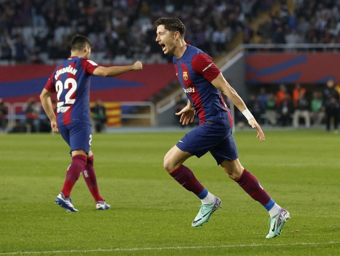 Soccer Football - LaLiga - FC Barcelona v Deportivo Alaves - Estadi Olimpic Lluis Companys, Barcelona, Spain - November 12, 2023 FC Barcelona's Robert Lewandowski celebrates scoring their first goal REUTERS/Albert Gea
