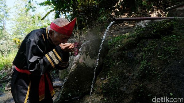 Segarnya Mata Air Desa Palaes, Bisa Langsung Diminum Lho