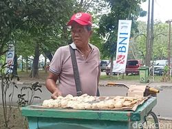 Cerita Abdullah Jualan Pempeknya Laris Manis di GOR Dempo Jakabaring