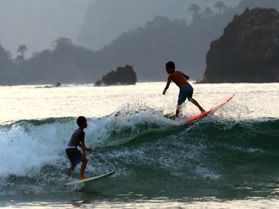 Serunya Berselancar di Pantai Pulau Merah Banyuwangi