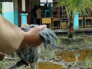 Siswa-Guru di Aceh Barat Gotong Royong Bersihkan Sekolah Pascabanjir