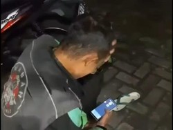 Momen Sedih Ojol Menangis Motornya Dicuri Usai Salat di Masjid Bogor
