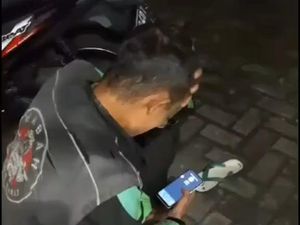 Cerita Ojol Motor Dicuri Saat Salat di Masjid Bogor, Helm Ditinggal Pelaku Cerita Ojol Motor Dicuri Saat Salat di Masjid Bogor, Helm Ditinggal Pelaku
