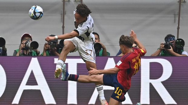 Pesepak bola Jerman Eric Da Silva Moreira (kiri) berebut bola dengan peepak bola Spanyol Juan Hernandez pada perempat final Piala Dunia U-17 2023 di Jakarta International Stadium, Jakarta, Jumat (24/11/2023). ANTARA FOTO/Sigid Kurniawan/tom. *** Local Caption *** HERNANDEZ Juan