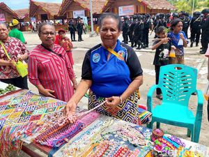 Buah Tangan Khas Mama Papua nan Tiada Dua di Sail Teluk Cendrawasih 2023 Buah Tangan Khas Mama Papua nan Tiada Dua di Sail Teluk Cendrawasih 2023