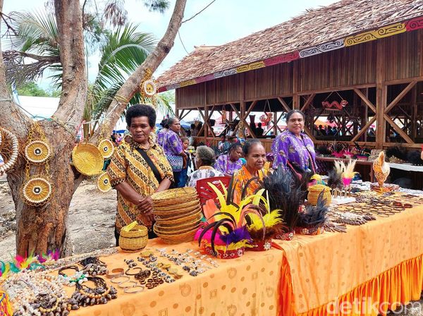 Foto: Pernak-pernik Buatan Mama-mama Papua untuk Dibawa Pulang