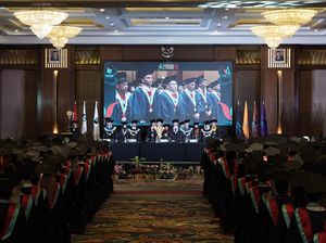 Wisuda Ratusan Mahasiswanya, Rektor UNIBI Beri Pesan Ini