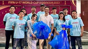 Aksi Bersih-bersih Lapangan di Laga Bola Dunia