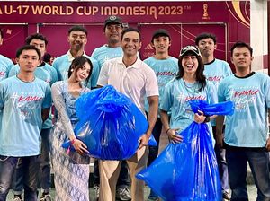 Aksi Bersih-bersih Lapangan di Laga Bola Dunia Aksi Bersih-bersih Lapangan di Laga Bola Dunia