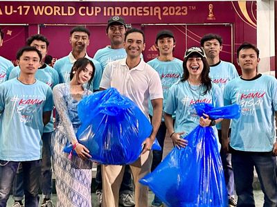 Aksi Bersih-bersih Lapangan di Laga Bola Dunia