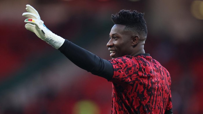 Soccer Football - Premier League - Manchester United v Luton Town - Old Trafford, Manchester, Britain - November 11, 2023 Manchester Uniteds Andre Onana during the warm up before the match REUTERS/Phil Noble NO USE WITH UNAUTHORIZED AUDIO, VIDEO, DATA, FIXTURE LISTS, CLUB/LEAGUE LOGOS OR LIVE SERVICES. ONLINE IN-MATCH USE LIMITED TO 45 IMAGES, NO VIDEO EMULATION. NO USE IN BETTING, GAMES OR SINGLE CLUB/LEAGUE/PLAYER PUBLICATIONS.