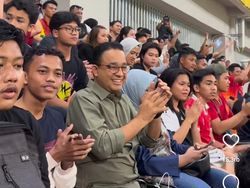 Anies Bagikan Momen Nonton Pildun U-17 di JIS yang Delay karena Tergenang