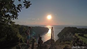 Pesona Kehangatan Mentari Pagi di Pantai Atuh Nusa Penida