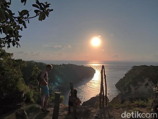 Pesona Kehangatan Mentari Pagi di Pantai Atuh Nusa Penida