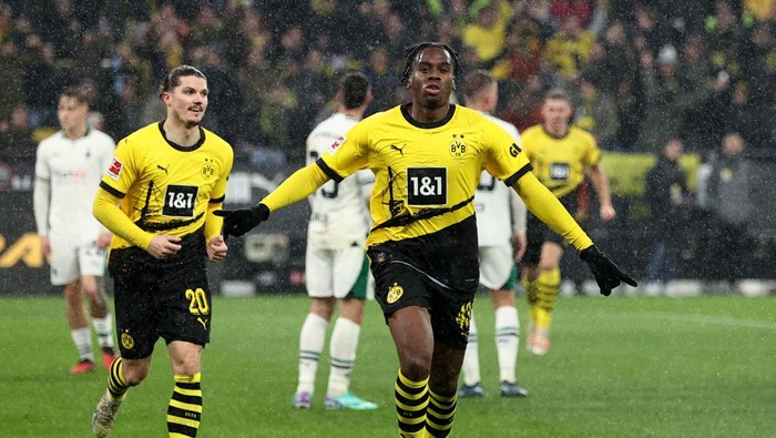 Soccer Football - Bundesliga - Borussia Dortmund v Borussia Moenchengladbach - Signal Iduna Park, Dortmund, Germany - November 25, 2023 Borussia Dortmunds Jamie Bynoe-Gittens celebrates scoring their third goal REUTERS/Leon Kuegeler DFL REGULATIONS PROHIBIT ANY USE OF PHOTOGRAPHS AS IMAGE SEQUENCES AND/OR QUASI-VIDEO.