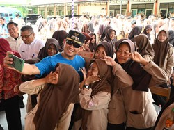 Asyik! 10 Siswa Ini Dapat Tiket Gratis Naik Pesawat dari Bupati Kebumen