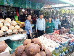 Cawapres Gibran Blusukan ke Pasar di Tengah Agenda Jalan Sehat di Makassar