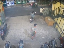 Terekam CCTV Pasutri di Jaktim Gagal Curi Motor Gegara Kunci T Patah