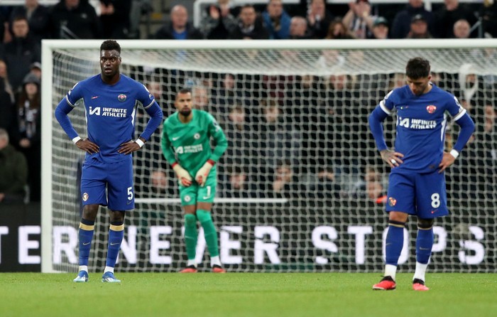 Soccer Football - Premier League - Newcastle United v Chelsea - St James Park, Newcastle, Britain - November 25, 2023 Chelsea's Benoit Badiashile looks dejected after Newcastle United's fourth goal REUTERS/Scott Heppell NO USE WITH UNAUTHORIZED AUDIO, VIDEO, DATA, FIXTURE LISTS, CLUB/LEAGUE LOGOS OR 'LIVE' SERVICES. ONLINE IN-MATCH USE LIMITED TO 45 IMAGES, NO VIDEO EMULATION. NO USE IN BETTING, GAMES OR SINGLE CLUB/LEAGUE/PLAYER PUBLICATIONS.
