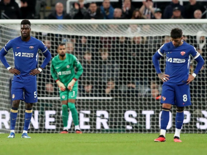 Soccer Football - Premier League - Newcastle United v Chelsea - St James Park, Newcastle, Britain - November 25, 2023 Chelsea's Benoit Badiashile looks dejected after Newcastle United's fourth goal REUTERS/Scott Heppell NO USE WITH UNAUTHORIZED AUDIO, VIDEO, DATA, FIXTURE LISTS, CLUB/LEAGUE LOGOS OR 'LIVE' SERVICES. ONLINE IN-MATCH USE LIMITED TO 45 IMAGES, NO VIDEO EMULATION. NO USE IN BETTING, GAMES OR SINGLE CLUB/LEAGUE/PLAYER PUBLICATIONS.