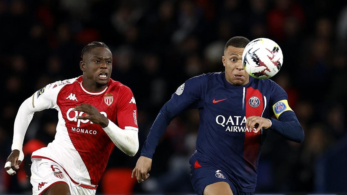 Denis Zakaria (kiri) berlari mengejar Kylian Mbappe. Foto: REUTERS/GONZALO FUENTES