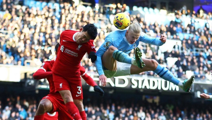 Soccer Football - Premier League - Manchester City v Liverpool - Etihad Stadium, Manchester, Britain - November 25, 2023 Manchester Citys Erling Braut Haaland in action with Liverpools Wataru Endo REUTERS/Carl Recine NO USE WITH UNAUTHORIZED AUDIO, VIDEO, DATA, FIXTURE LISTS, CLUB/LEAGUE LOGOS OR LIVE SERVICES. ONLINE IN-MATCH USE LIMITED TO 45 IMAGES, NO VIDEO EMULATION. NO USE IN BETTING, GAMES OR SINGLE CLUB/LEAGUE/PLAYER PUBLICATIONS.