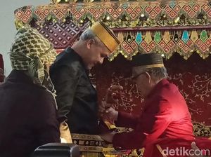 Ganjar Diberi Keris Sapukala Saat Berkunjung ke Istana Kedatuan Luwu