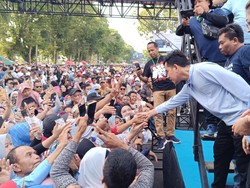 Jalan Sehat di Makassar, Gibran Sapa Warga: Sehat Semua Ya?