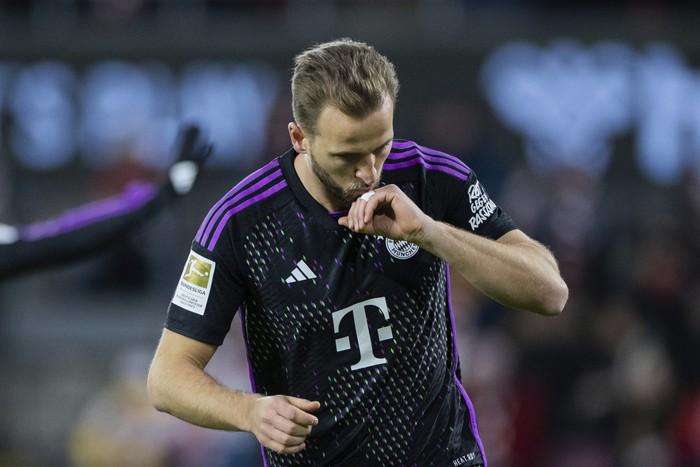 Bayerns Harry Kane celebrates after scoring his sides opening goal during the German Bundesliga soccer match between 1.FC Cologne and Bayern Munich in Cologne, Germany, Friday, Nov. 24, 2023. (Rold Vennenbernd/dpa via AP)